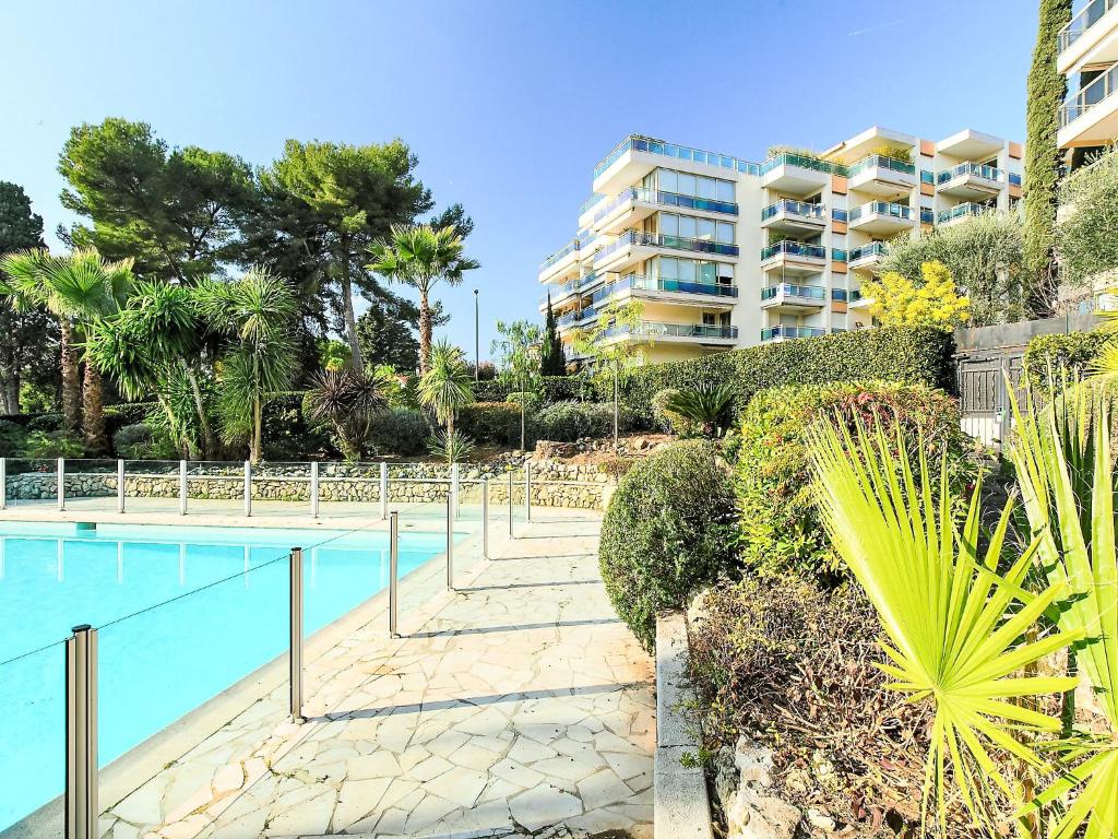 - une piscine en face d'un immeuble dans l'établissement Studio Le Floriana-2 by Interhome, à Cannes