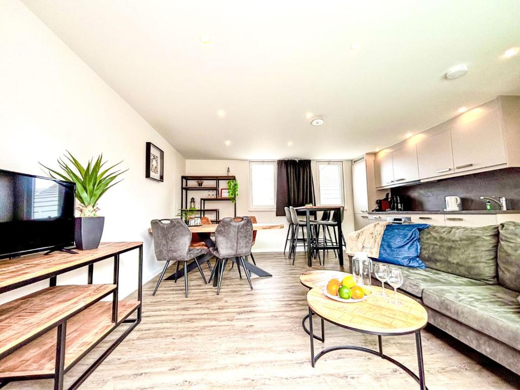 una sala de estar con un sofá y una mesa en Holiday Home Beach House Westkapelle 2B by Interhome, en Westkapelle