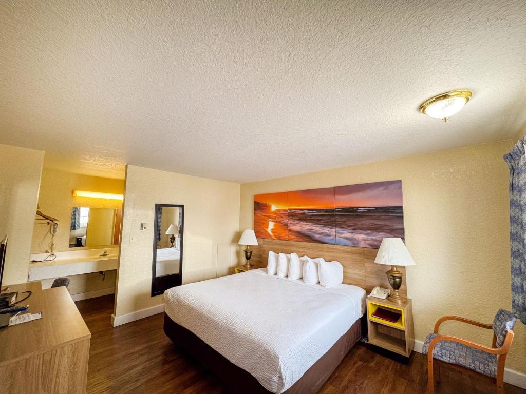 Postel nebo postele na pokoji v ubytování Days Inn by Wyndham Mackinaw City - Lakeview