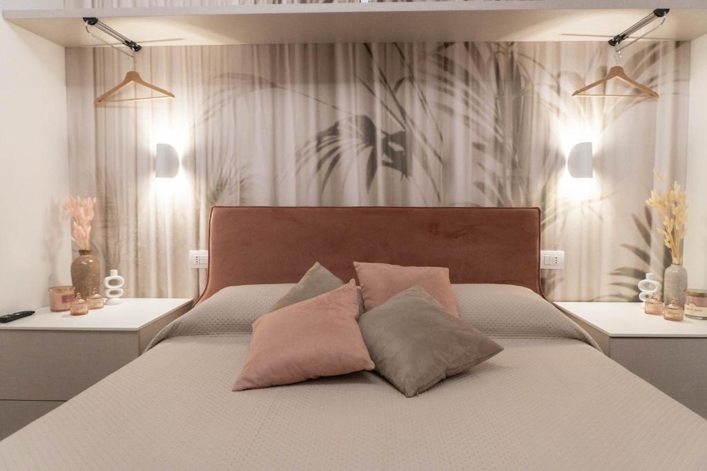 une chambre avec un lit avec deux oreillers dessus dans l'établissement Elementi B&B, à Altamura