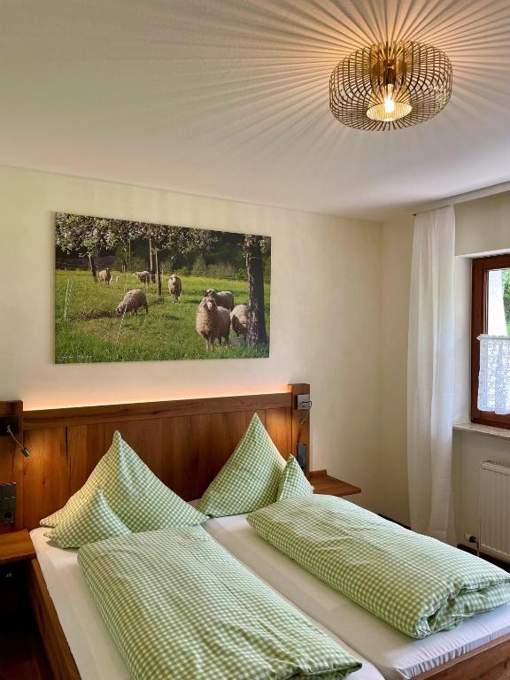 Postel nebo postele na pokoji v ubytování Schwarzwaldhotel Klumpp