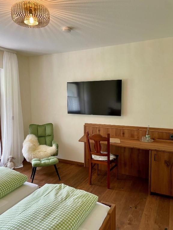 TV a/nebo společenská místnost v ubytování Schwarzwaldhotel Klumpp