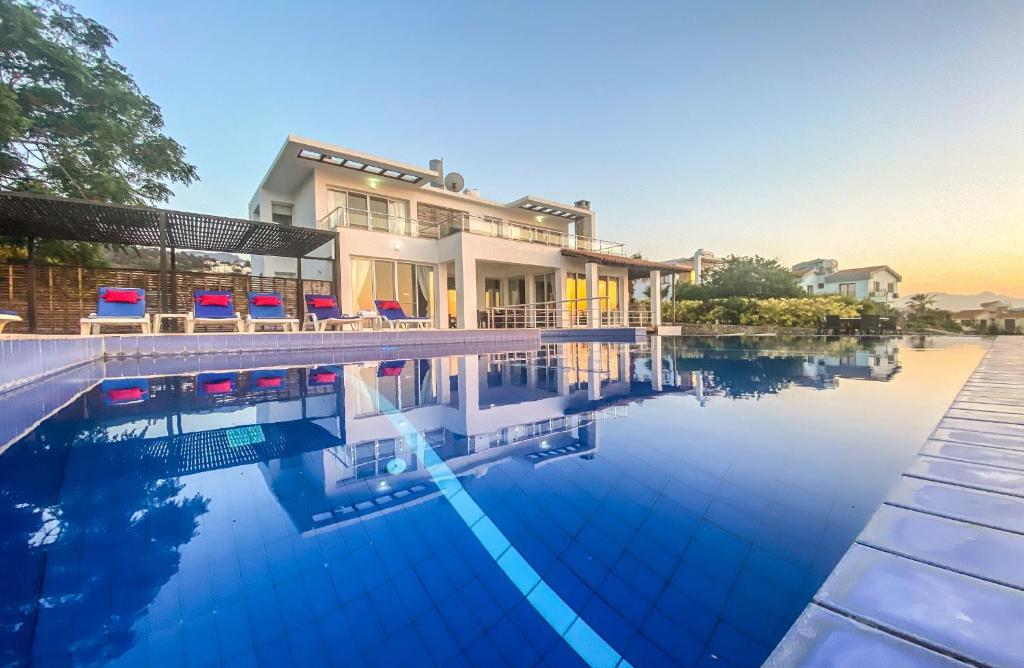 Πισίνα στο ή κοντά στο Ocean View villa, 5 Bedrooms, Private Pool, BBQ, WiFi & Satelite TV