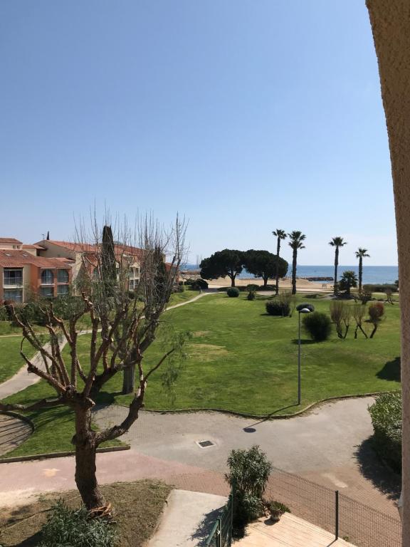 - une vue sur un parc avec un arbre dans l'établissement studio de vacances 4 personnes, à La Londe-les-Maures