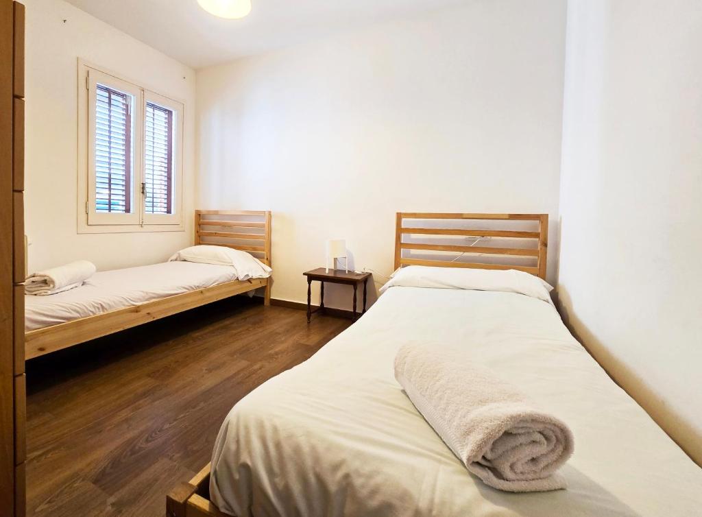 A bed or beds in a room at Apartament Gloria