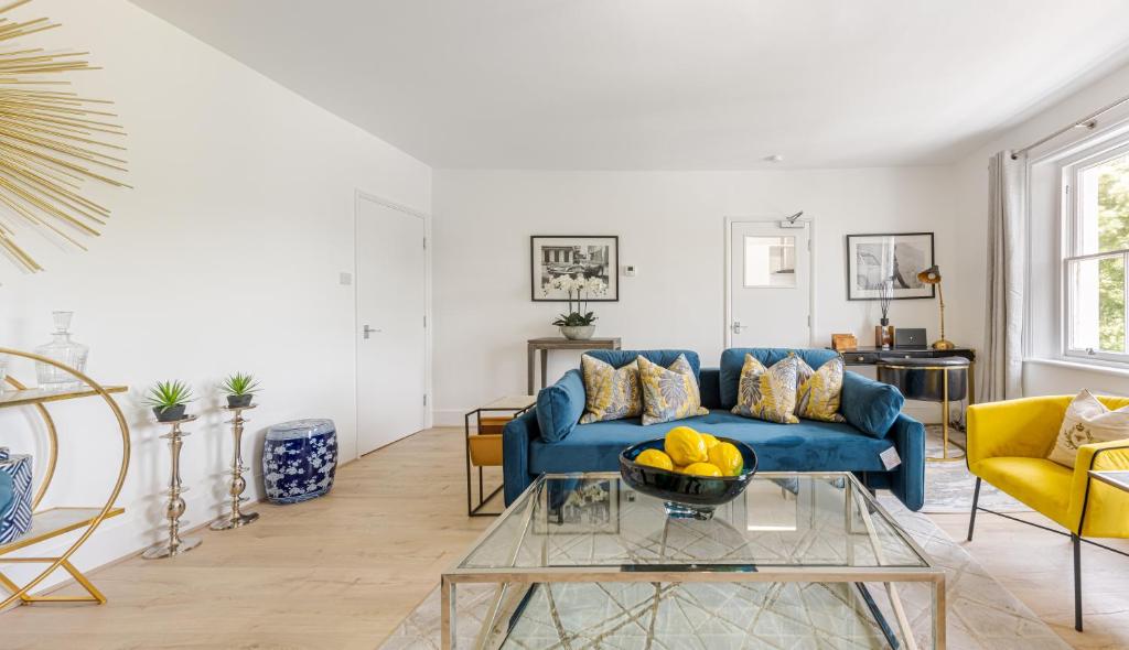 Χώρος καθιστικού στο Stunning 1BR Riverside View Apartment