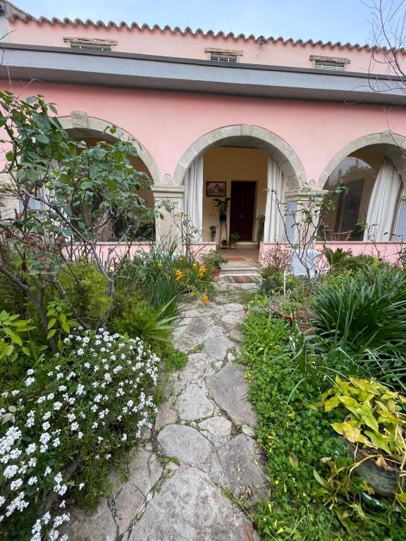 Κήπος έξω από το Sa Domu Nostra Holiday