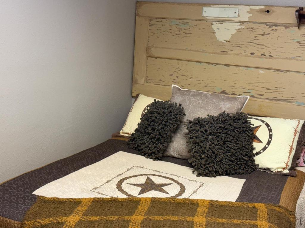 Letto o letti in una camera di A Place to Stay Reservations Rooms