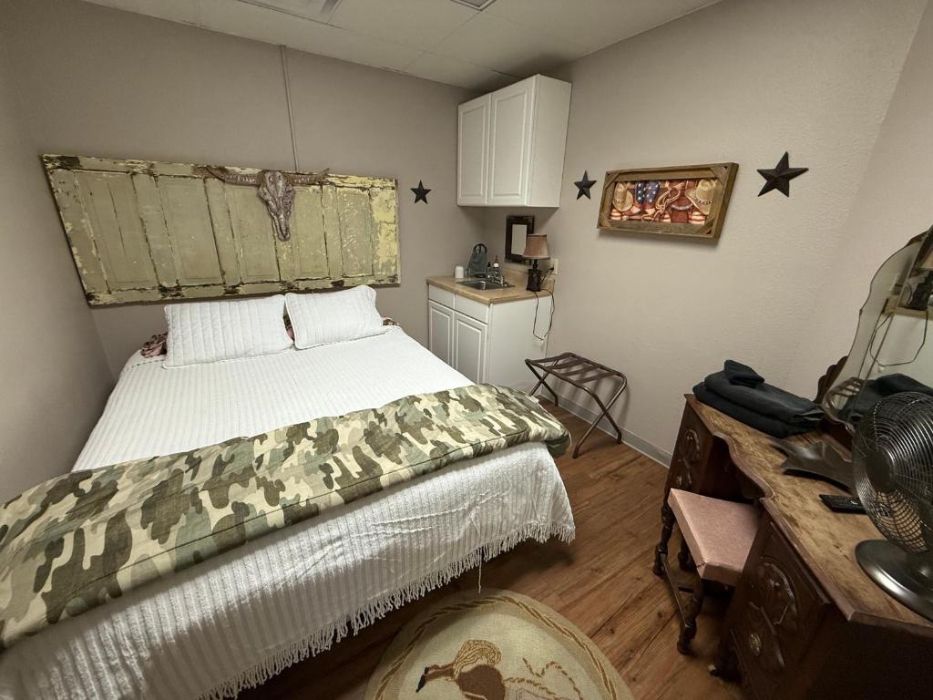 una camera con letto e scrivania di A Place to Stay Reservations Rooms a Bandera