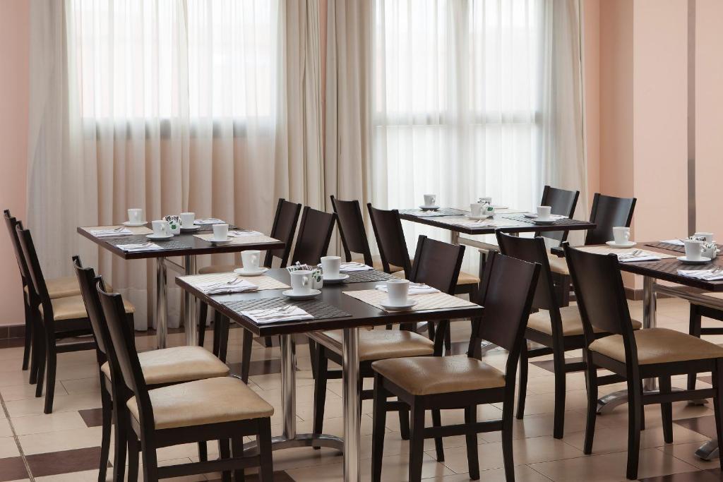Reštaurácia alebo iné gastronomické zariadenie v ubytovaní Hotel Naval Sestao
