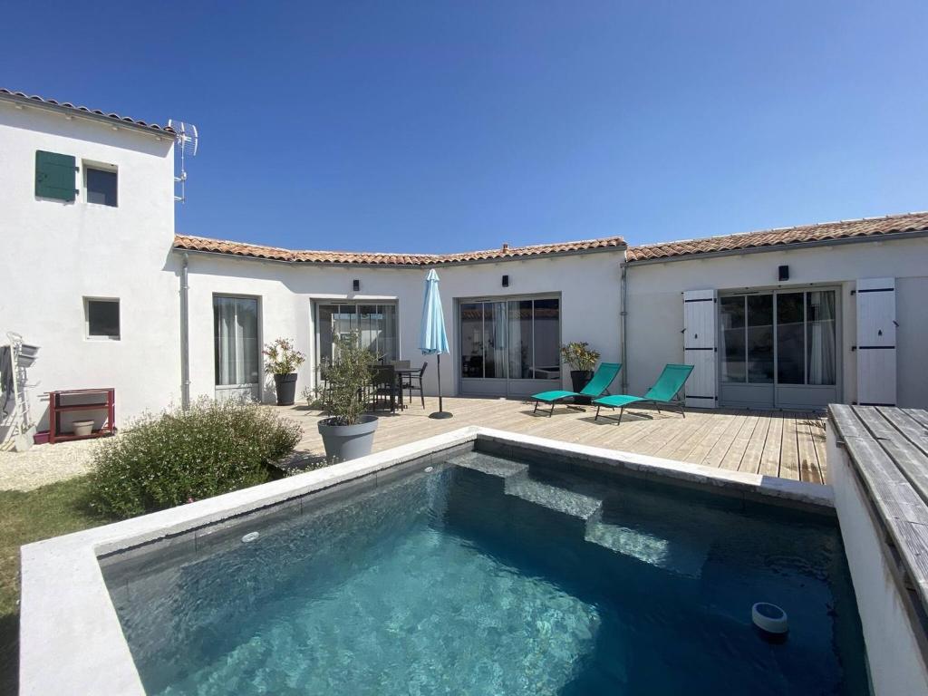 une piscine dans l'arrière-cour d'une maison dans l'établissement La Villa de la Clavette, à La Flotte