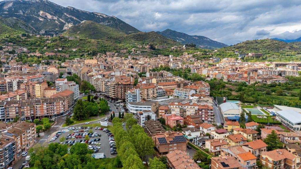 una vista aérea de una ciudad con montañas en Hotel Estel, en Berga
