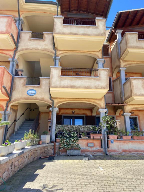 un edificio con scale e piante di fronte di piccola a Valledoria