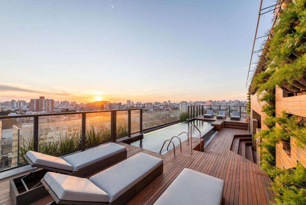 eine Dachterrasse mit Pool auf einem Gebäude in der Unterkunft POA Heart Stay - Vista para o Guaíba no Centro Médico de Porto Alegre in Porto Alegre