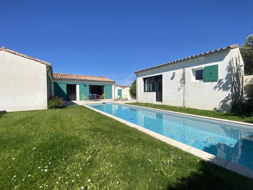 une villa avec piscine et une maison dans l'établissement La Villa du Platin, à La Flotte