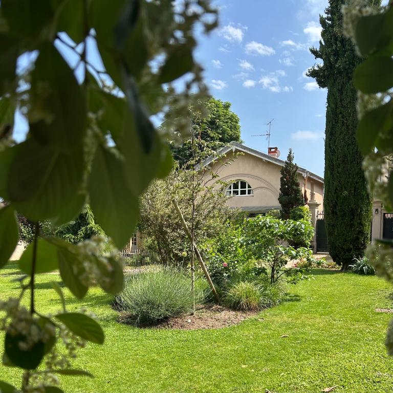 a yard with a house in the background at Domaine de la Serve in Lancié
