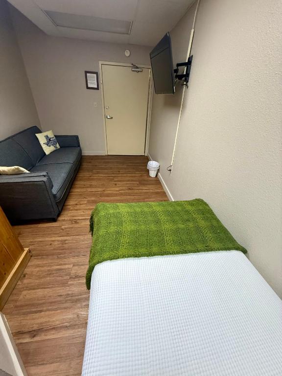 Letto o letti in una camera di A Place to Stay Reservations Rooms
