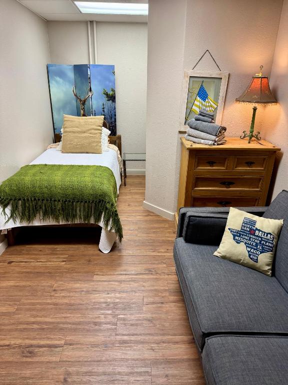 Letto o letti in una camera di A Place to Stay Reservations Rooms