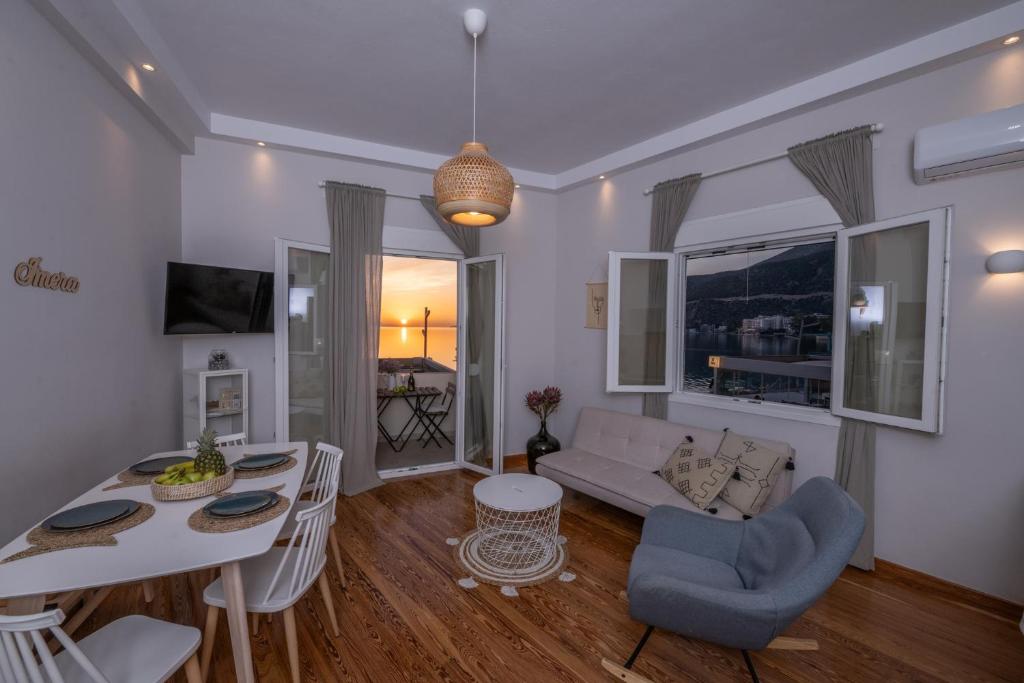 TV a/nebo společenská místnost v ubytování Onar Beachfront Residence, Loutraki