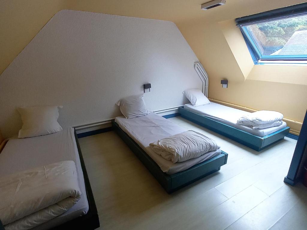 Auberge de Jeunesse HI Saint-Brieuc - 三人间 - 共用浴室