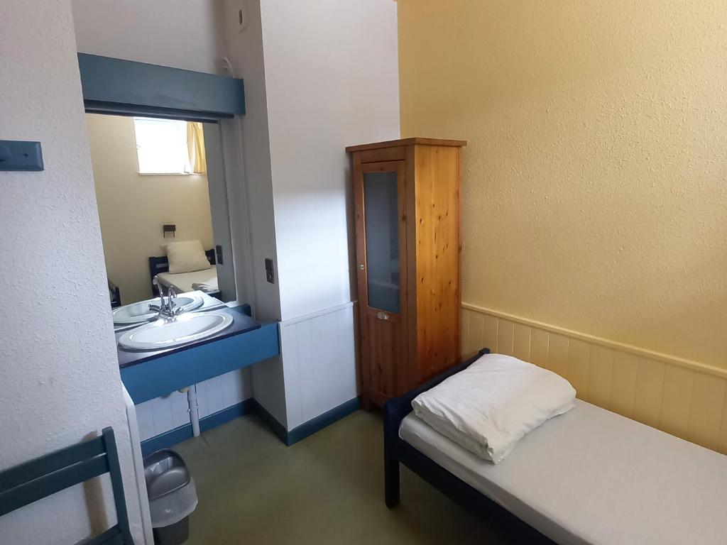 Auberge de Jeunesse HI Saint-Brieuc - 双床间 - 带套间卫生间 - 共用淋浴