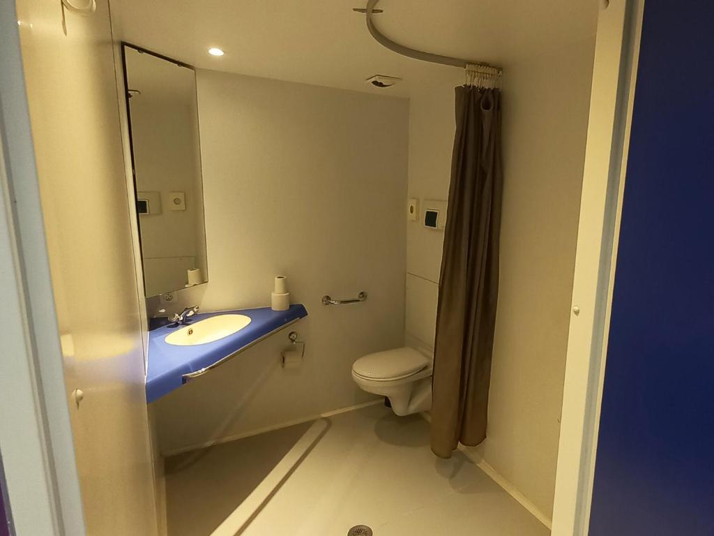 Auberge de Jeunesse HI Saint-Brieuc - 三人间 - 带连接浴室