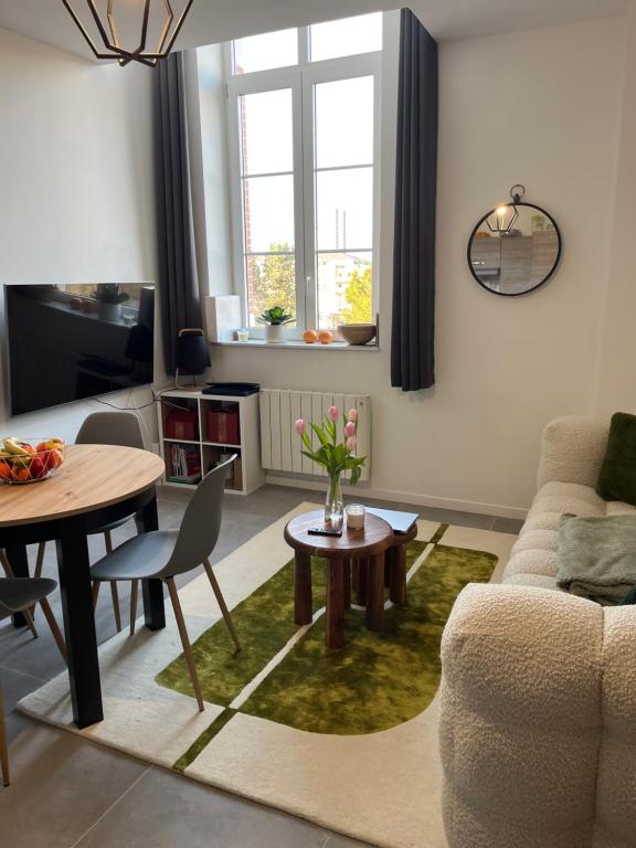 un salon avec un canapé et une table dans l'établissement Le Clair & Confort, au Mans