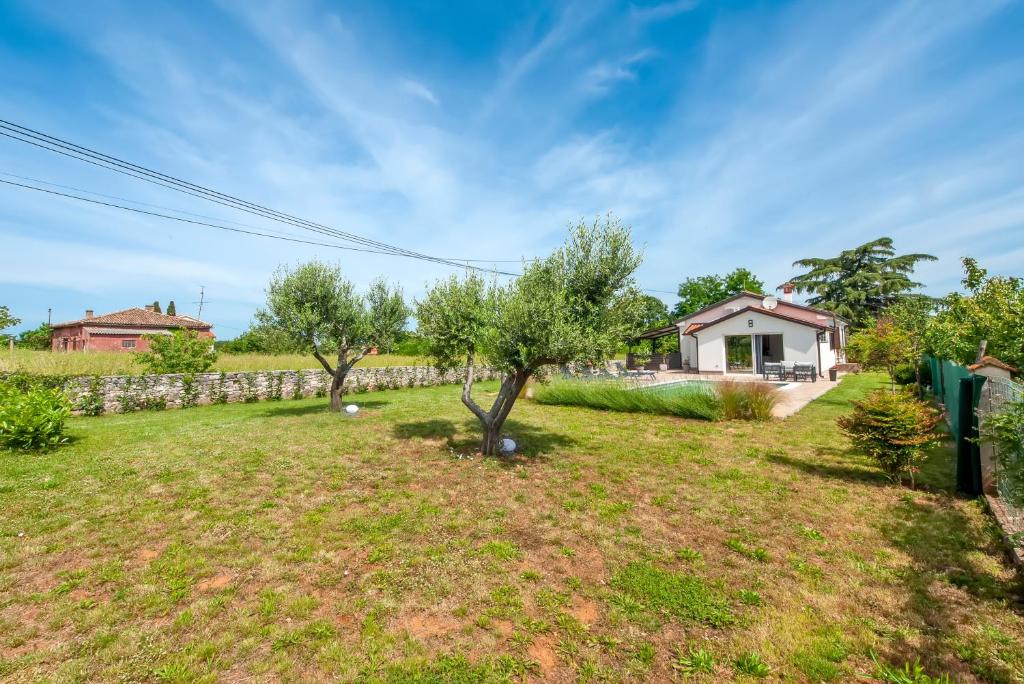 Vonkajšia záhrada v ubytovaní Cozy House with Pool near Rovinj