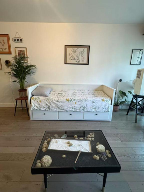 une pièce avec un lit et une table avec des coquillages dessus dans l'établissement Cozy appartement well located, à Paris