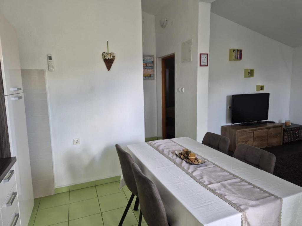 TV a/nebo společenská místnost v ubytování Apartments Marino