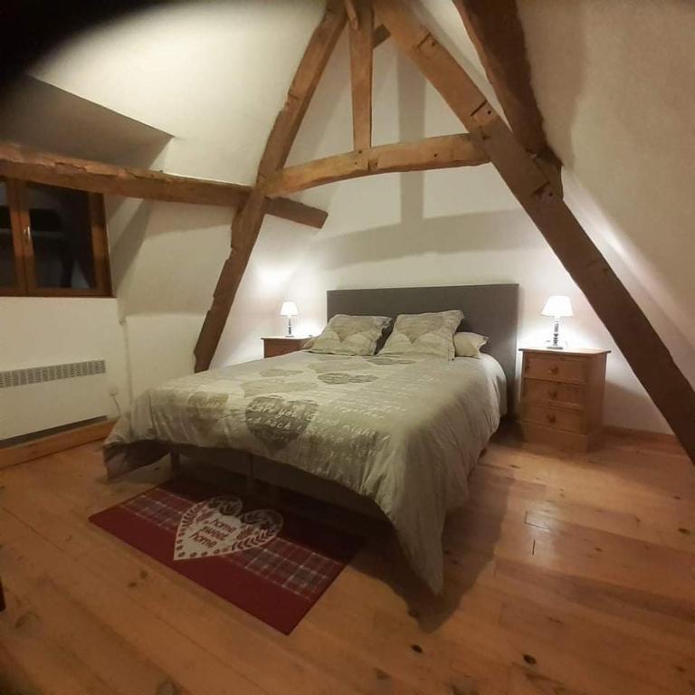 une chambre avec un grand lit et deux tables de nuit dans l'établissement Greenhouse, à Quilen