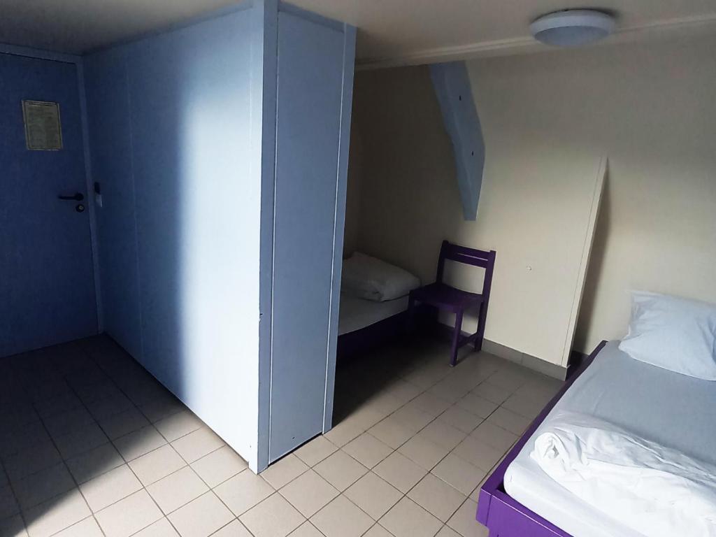Auberge de Jeunesse HI Saint-Brieuc - 5床位男性宿舍间的床位 - 共用浴室