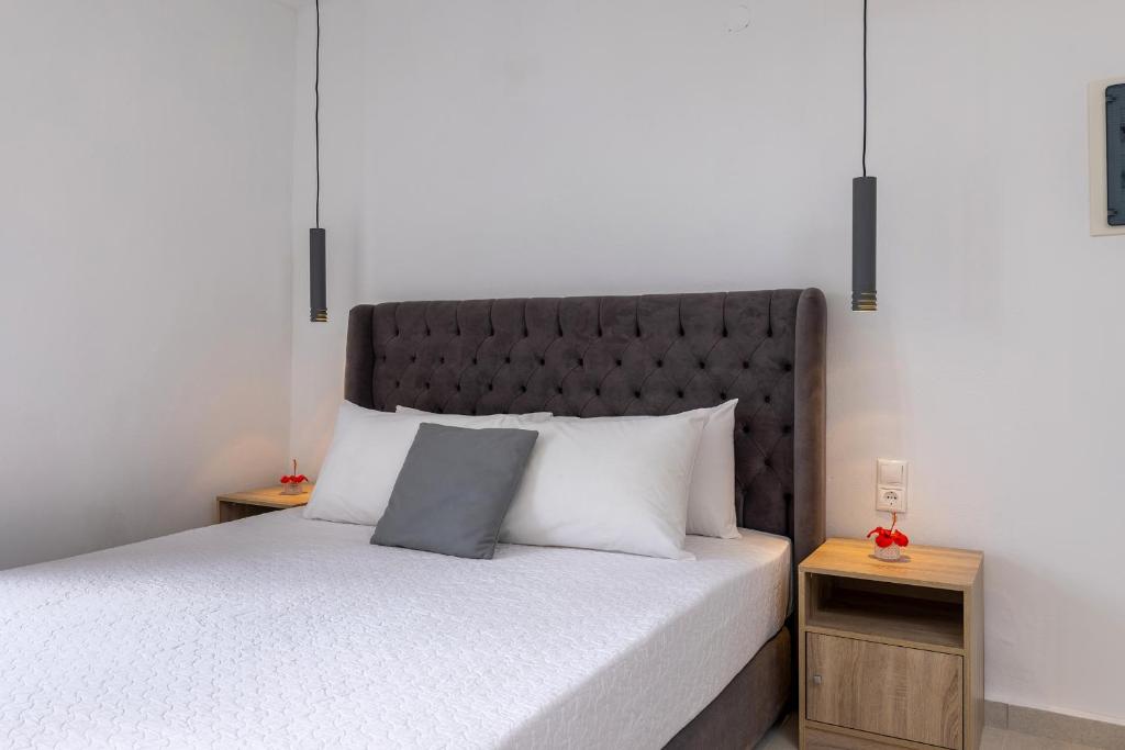 Voodi või voodid majutusasutuse Chrysonisos Suites with Sunset & Seaviews near Kini toas