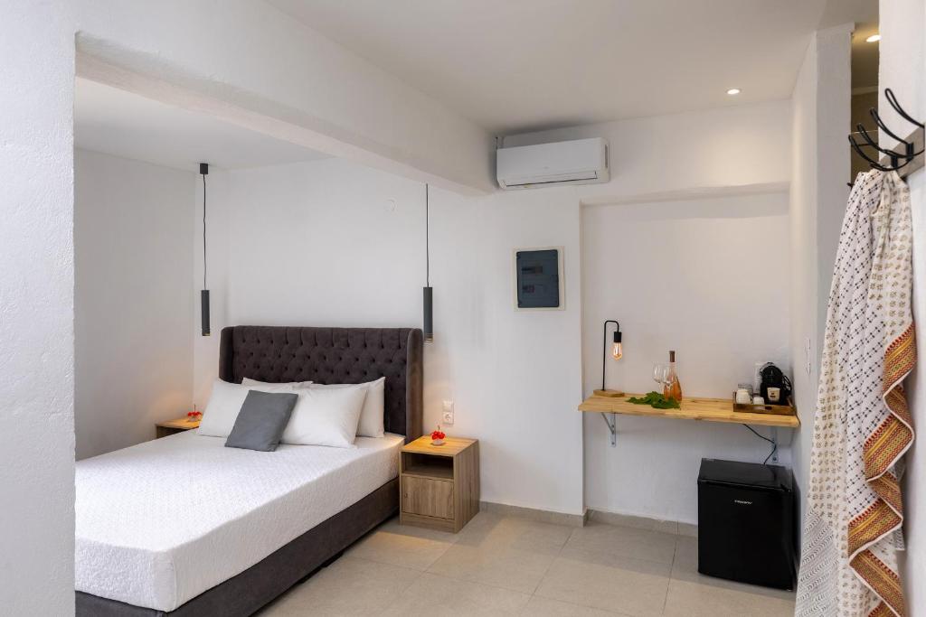 Voodi või voodid majutusasutuse Chrysonisos Suites with Sunset & Seaviews near Kini toas