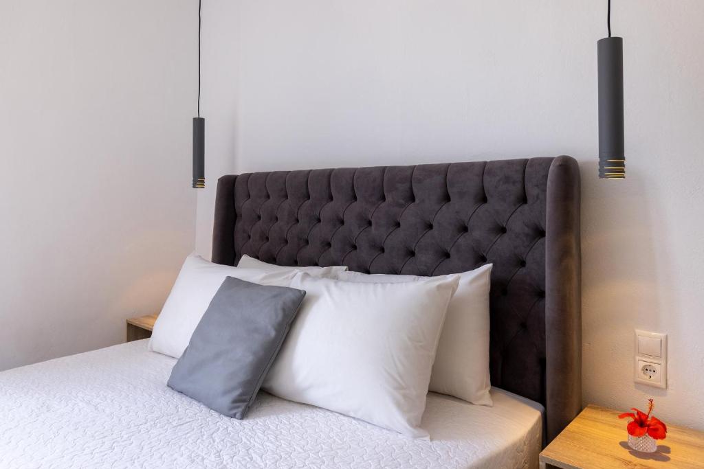 Voodi või voodid majutusasutuse Chrysonisos Suites with Sunset & Seaviews near Kini toas