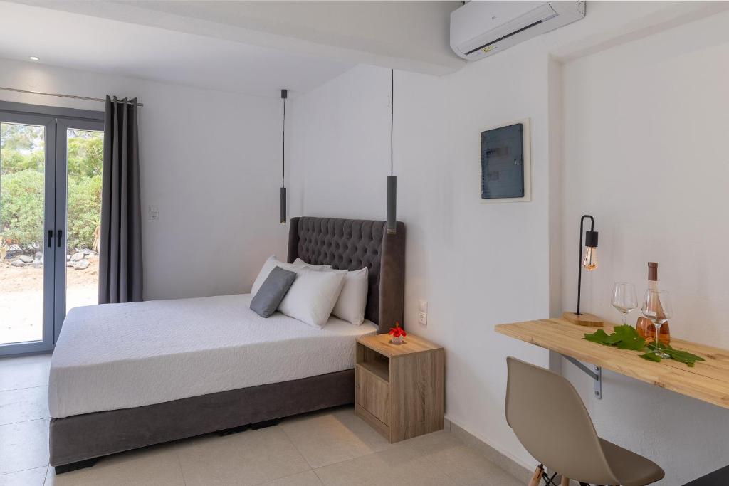 Voodi või voodid majutusasutuse Chrysonisos Suites with Sunset & Seaviews near Kini toas