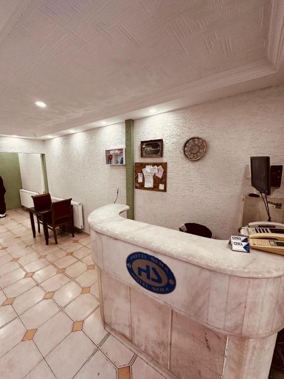 TV a/nebo společenská místnost v ubytování Sera Hotel