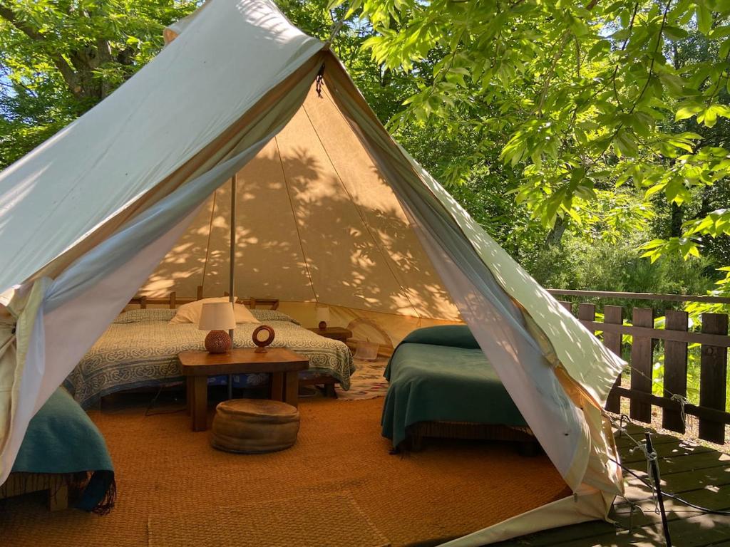 Postel nebo postele na pokoji v ubytování Podere di Maggio - Glamping tent 2