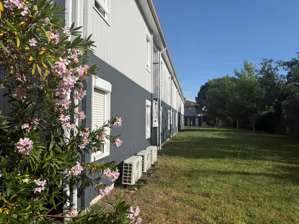 Zahrada ubytování Fasthotel Avignon Nord Le Pontet