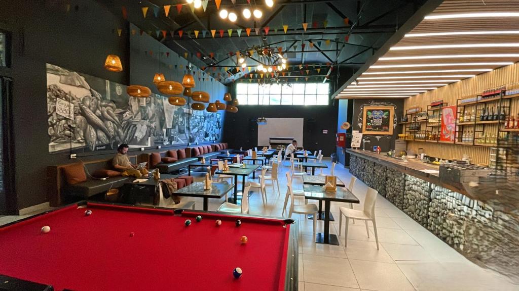 Biliár nebo kulečník v ubytování Pariwana Hostel Santiago