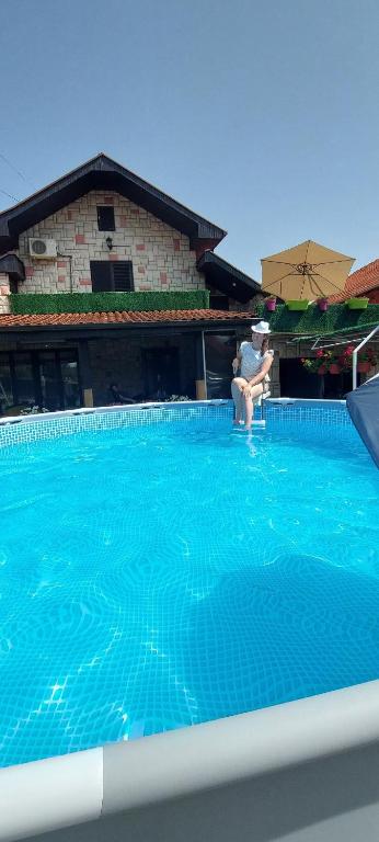 Bazén v ubytování Apartman Domacinstvo La ViE na selu nebo v jeho okolí