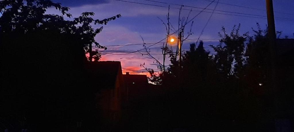 Východ nebo západ slunce při pohledu z penzionu nebo okolí