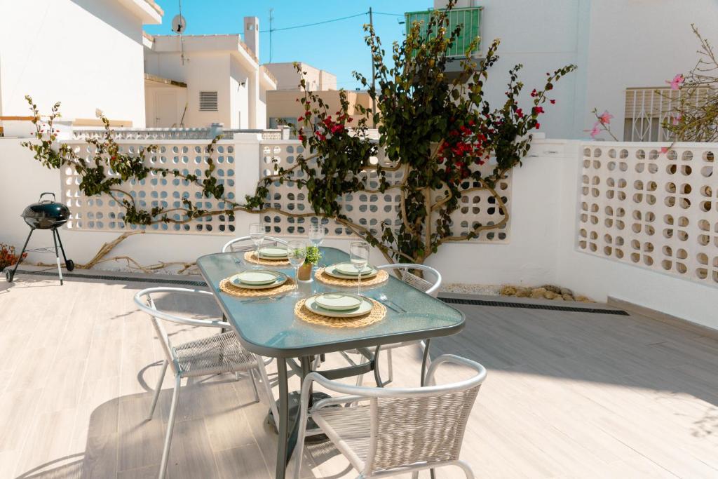 a blue table and chairs on a patio at Adosado Las Piñas Primestay in Benicarló