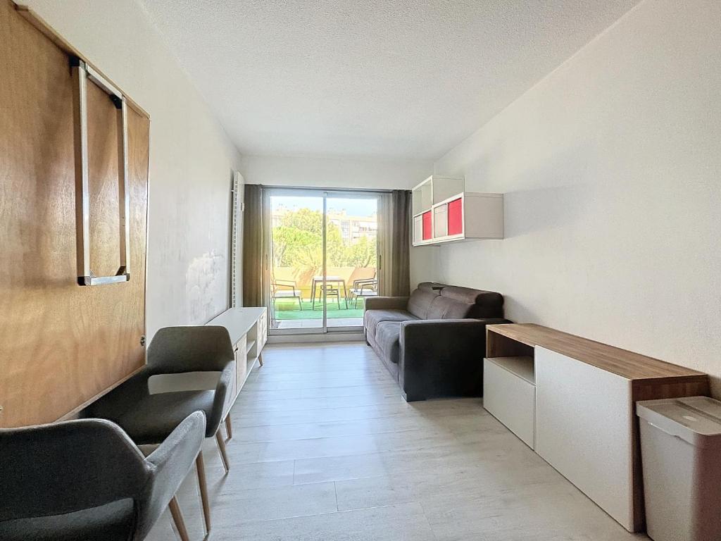 un salon avec un canapé et une table dans l'établissement Le Bella Vita, à Nice