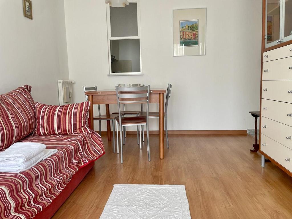 un salon avec un canapé et une table dans l'établissement Central & Cosy Menton 2 pièces, à Menton