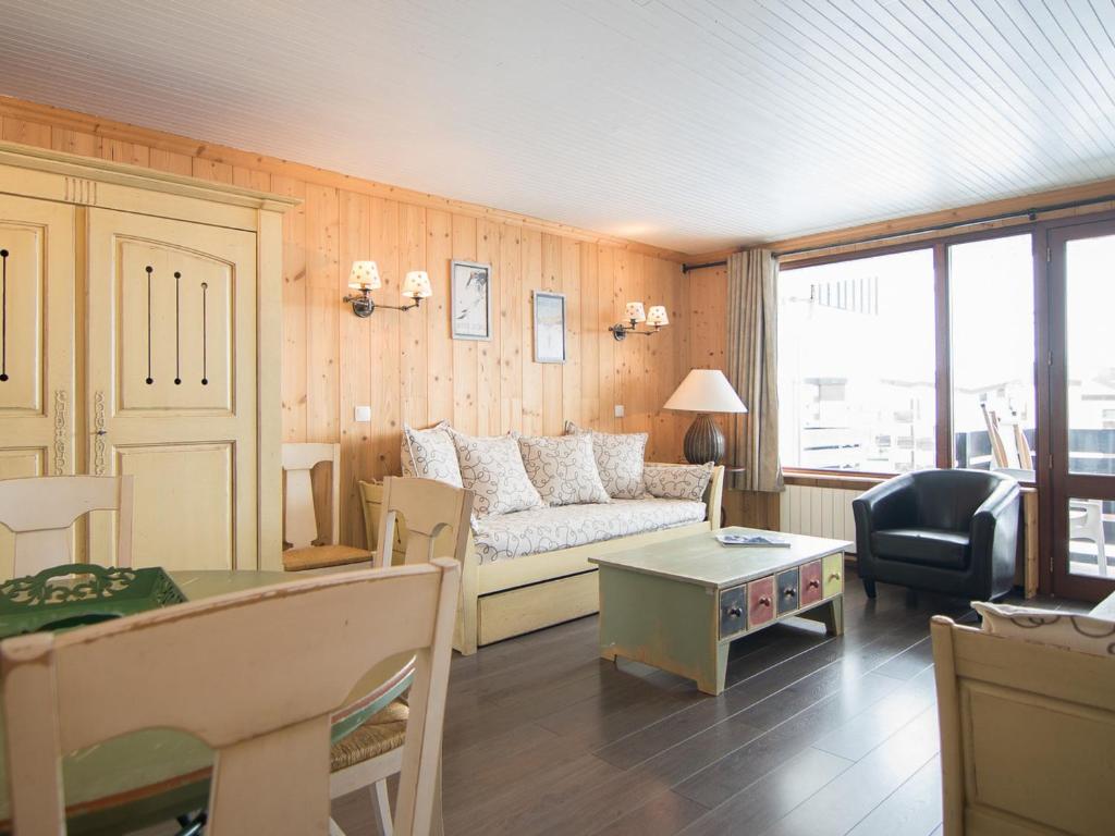 un salon avec un canapé et une table dans l'établissement Charmant 2 pièces, ski aux pieds, balcon sud-ouest, 46 m² - FR-1-449-98, à Tignes