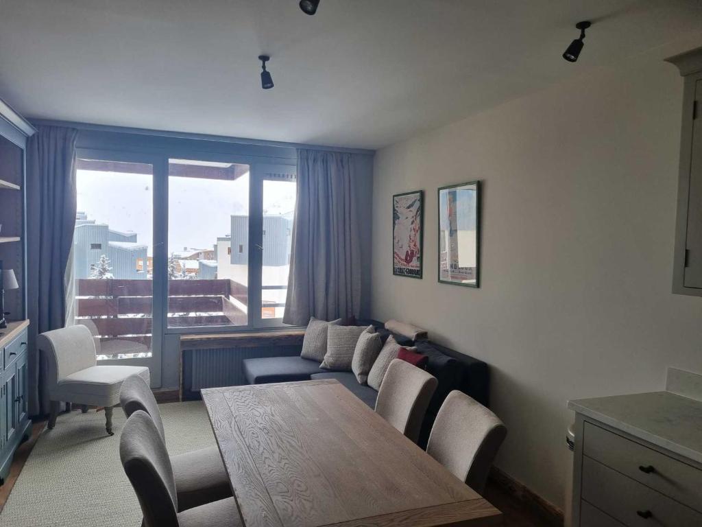un salon avec un canapé, une table et des chaises dans l'établissement Appartement Tignes 5 pers, 2 pièces, proche pistes - FR-1-449-191, à Tignes