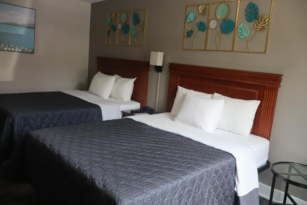 ein Hotelzimmer mit zwei Betten in einem Zimmer in der Unterkunft Town Centre Inn - Parry Sound in Parry Sound