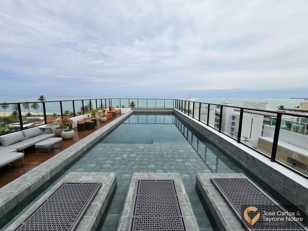 una piscina sul tetto di un edificio di Get by Side Suites a Tambaú