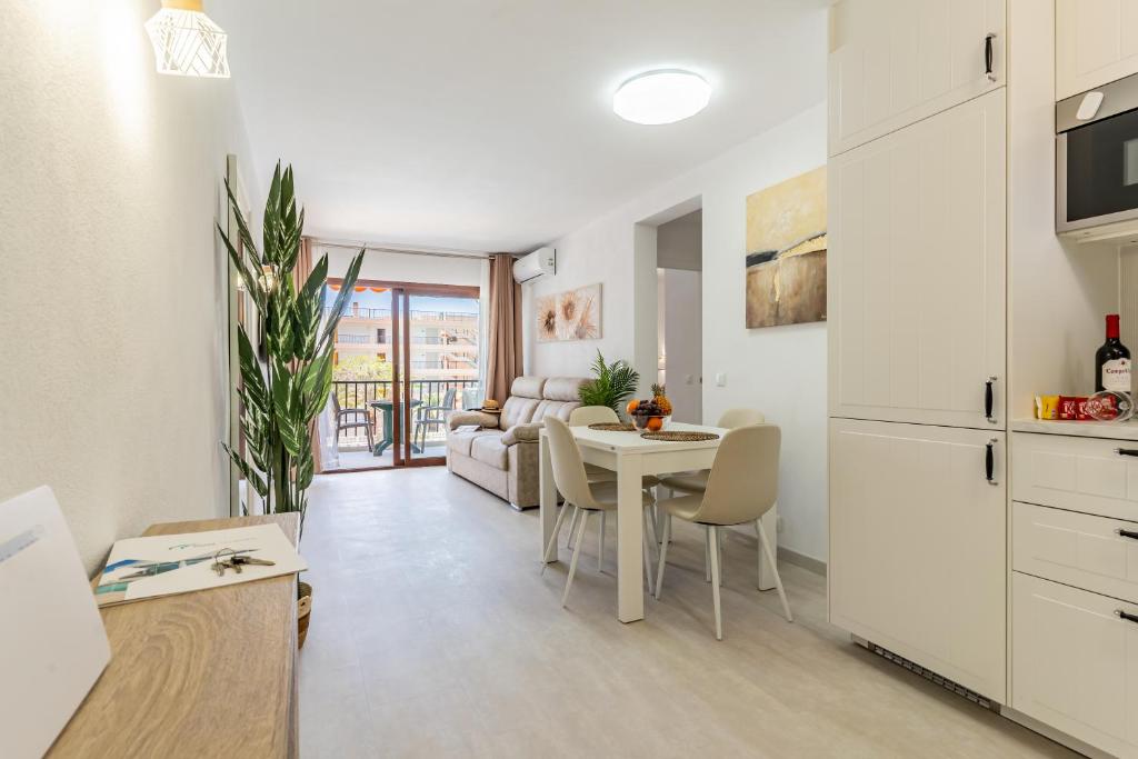 Una cocina o cocineta en Bright seaside apartment in Los Cristianos - Achacay
